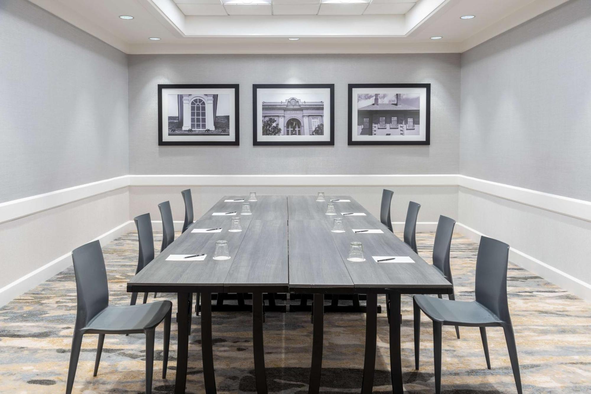 Hilton Alexandria Mark Center Экстерьер фото
