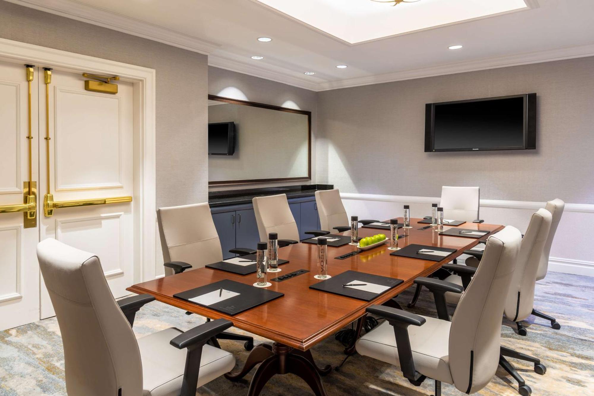 Hilton Alexandria Mark Center Экстерьер фото