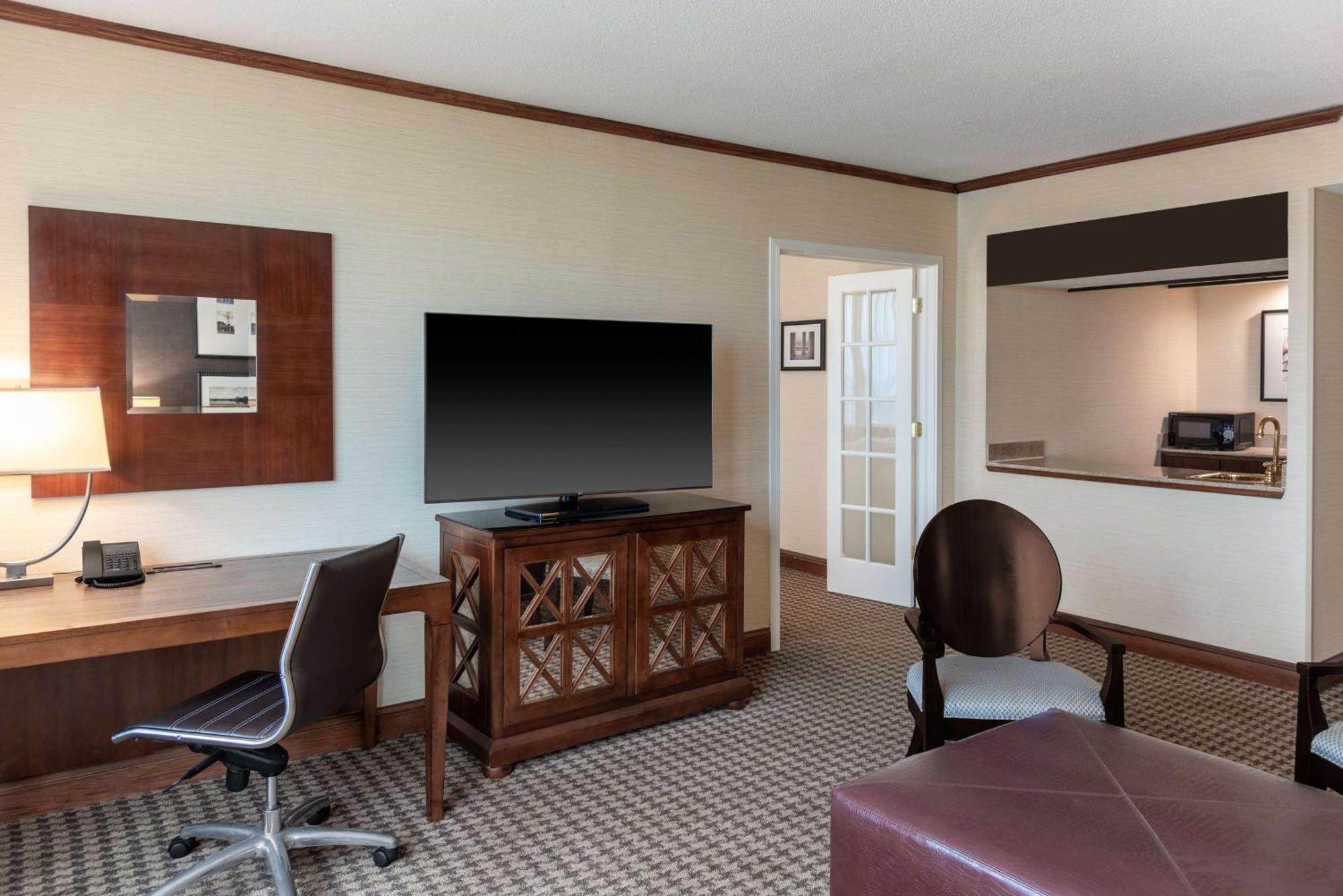 Hilton Alexandria Mark Center Экстерьер фото