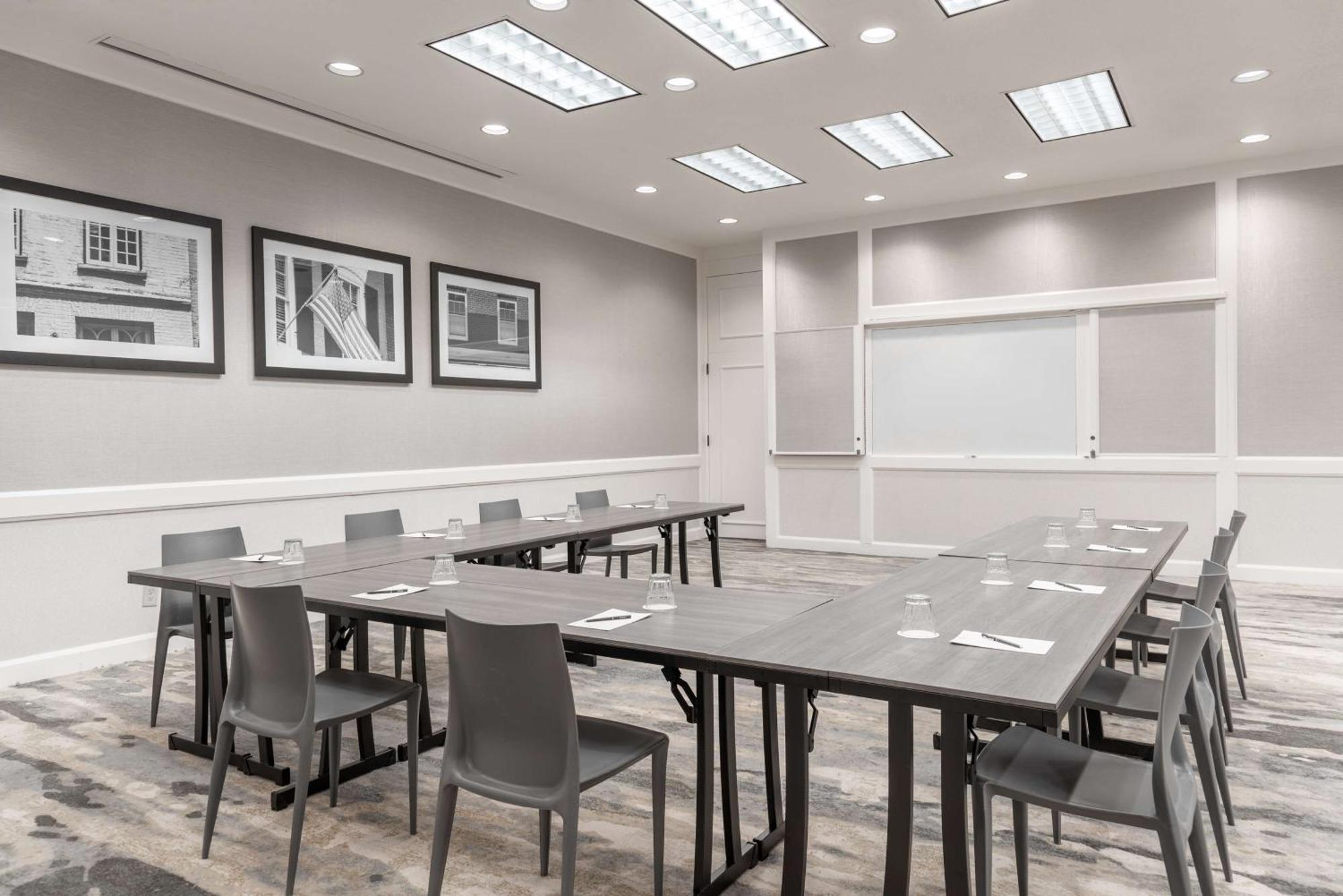 Hilton Alexandria Mark Center Экстерьер фото