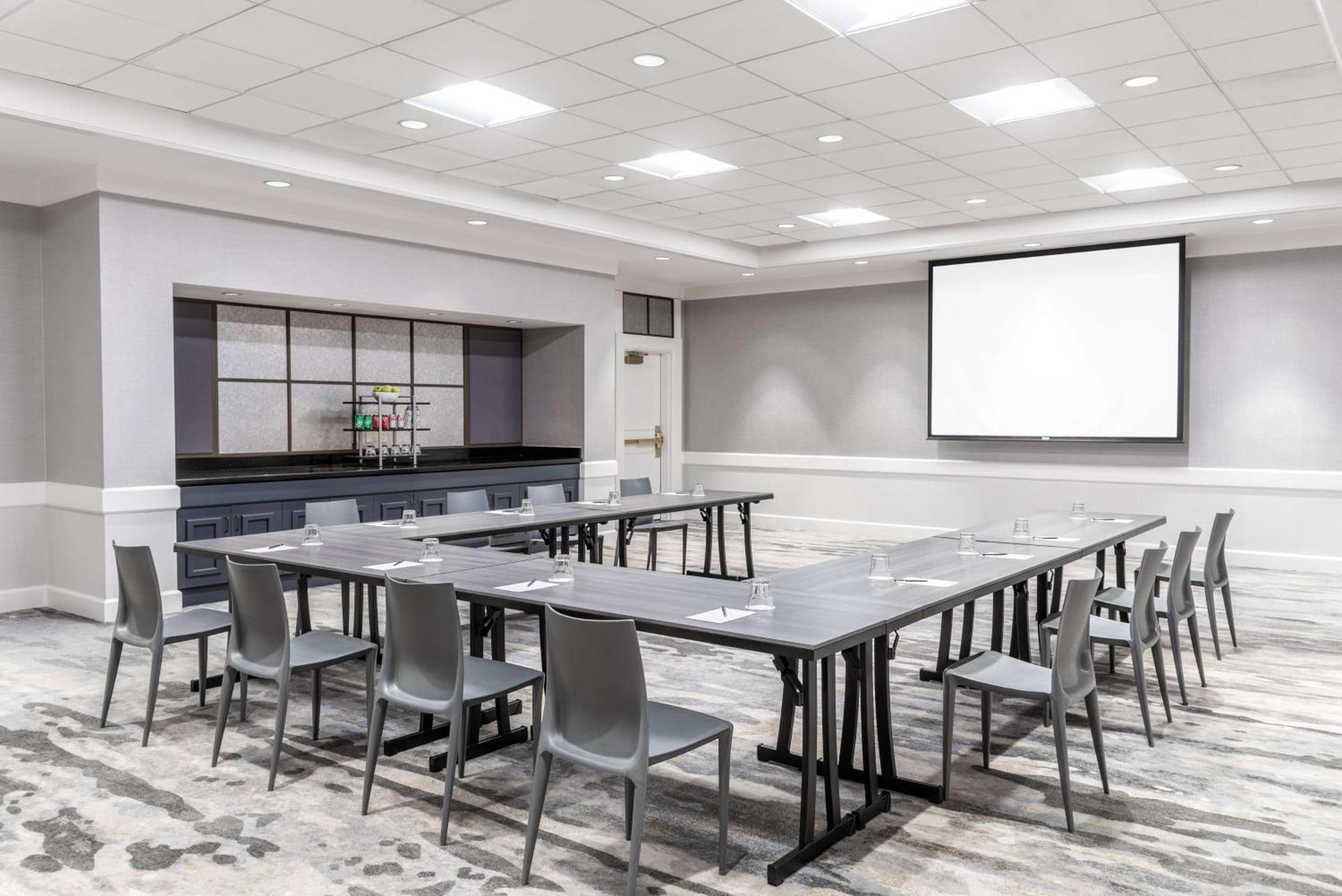 Hilton Alexandria Mark Center Экстерьер фото