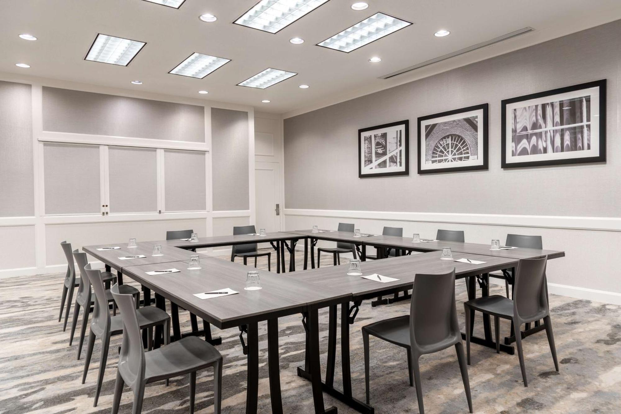 Hilton Alexandria Mark Center Экстерьер фото