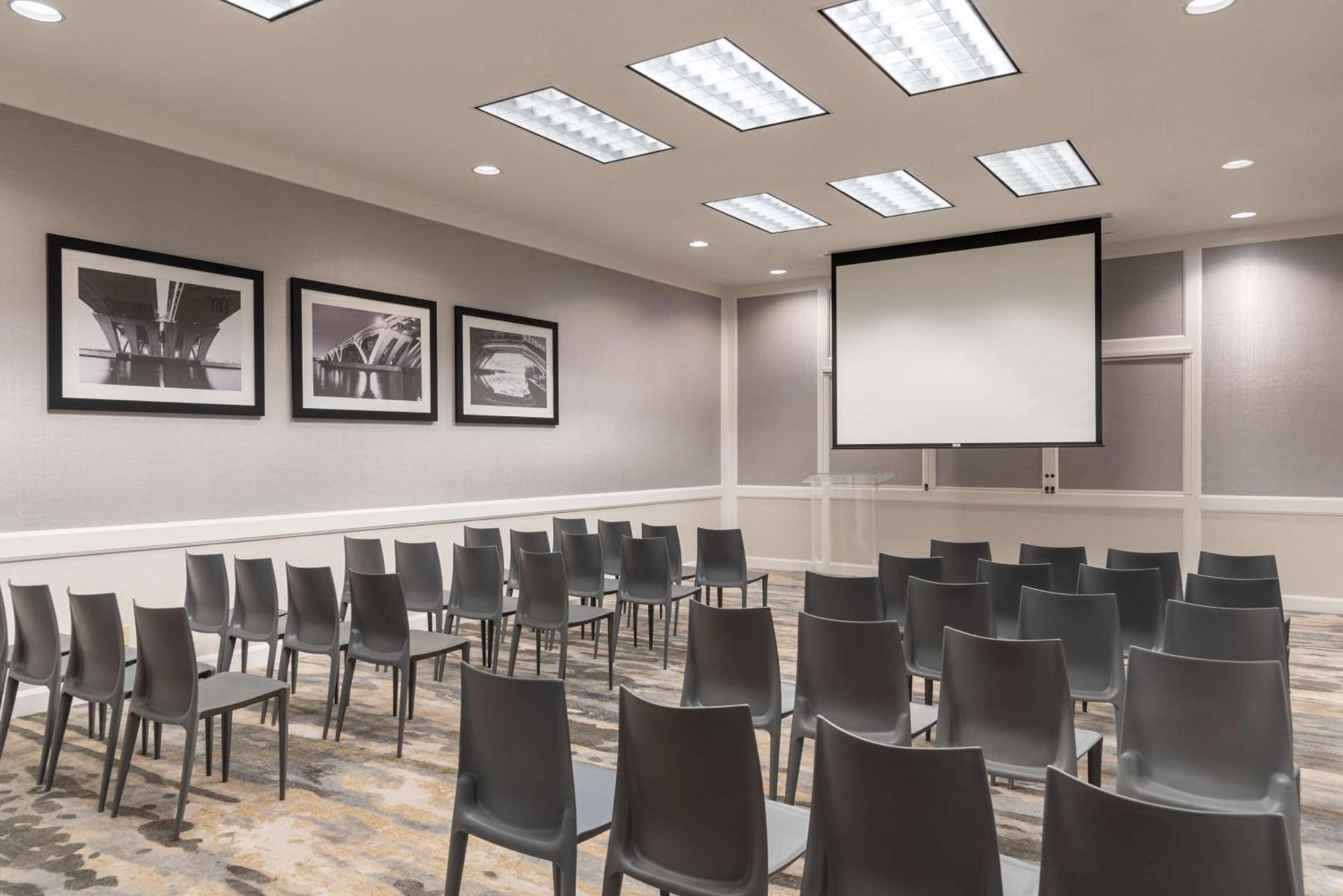 Hilton Alexandria Mark Center Экстерьер фото