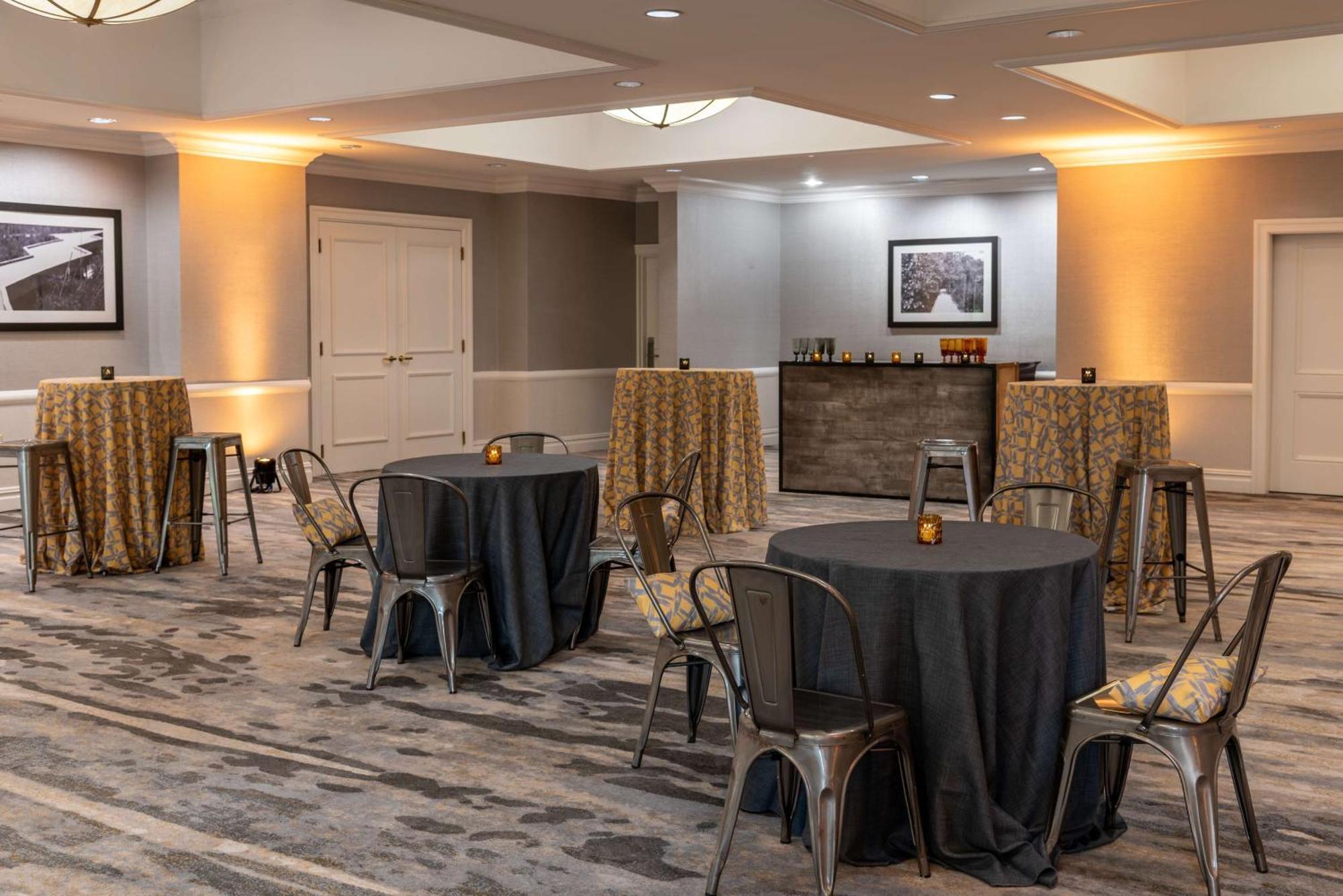 Hilton Alexandria Mark Center Экстерьер фото