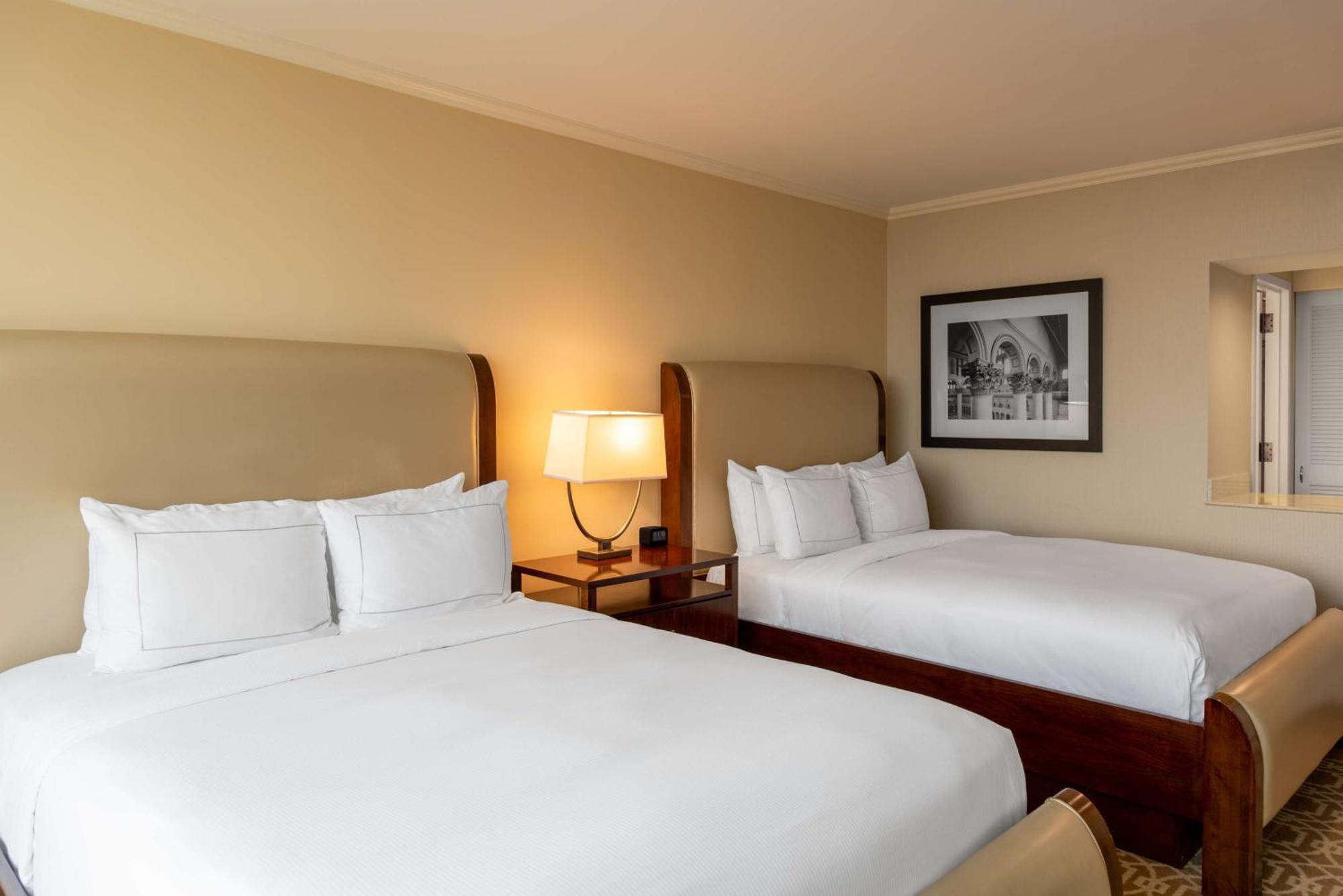 Hilton Alexandria Mark Center Экстерьер фото