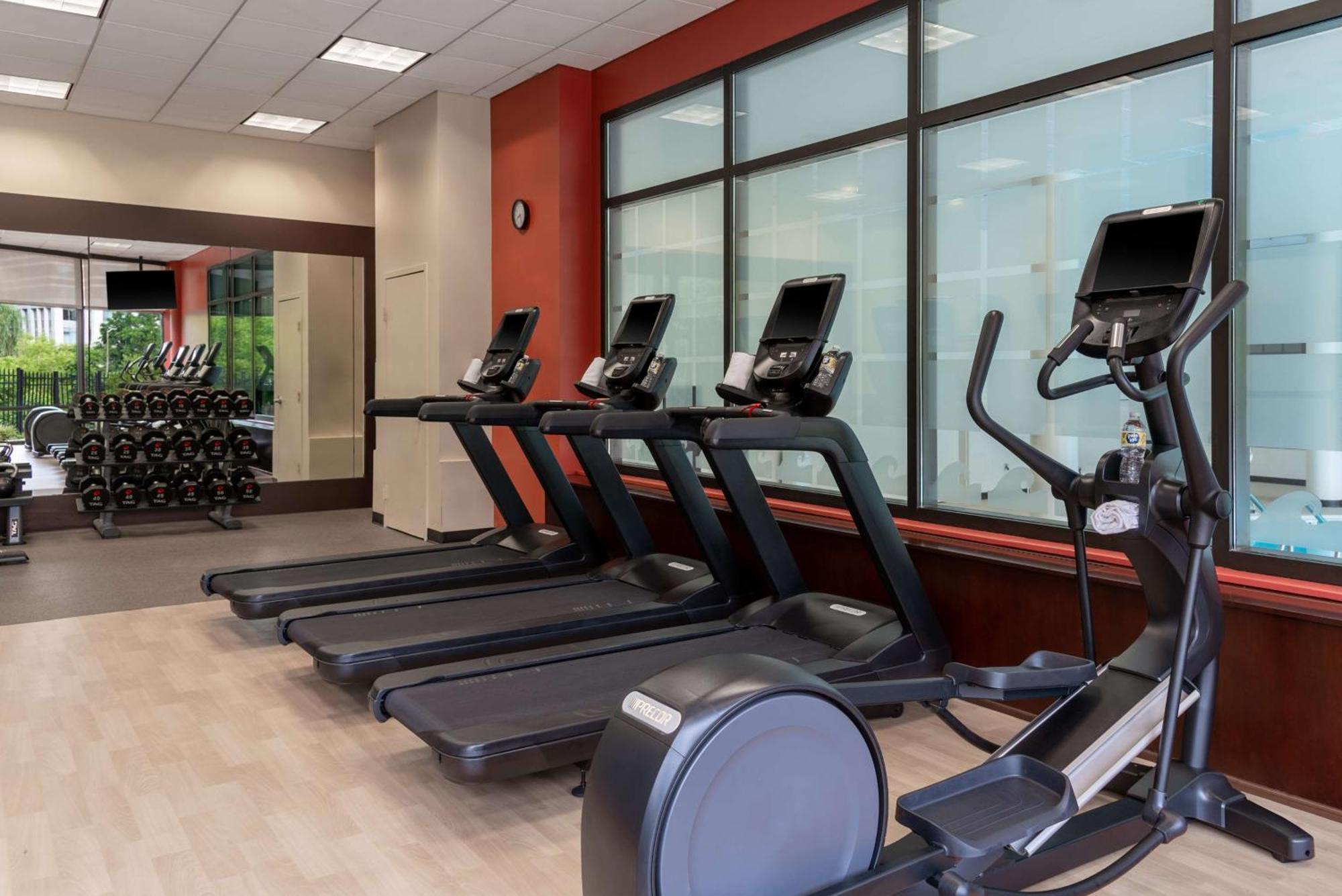 Hilton Alexandria Mark Center Экстерьер фото