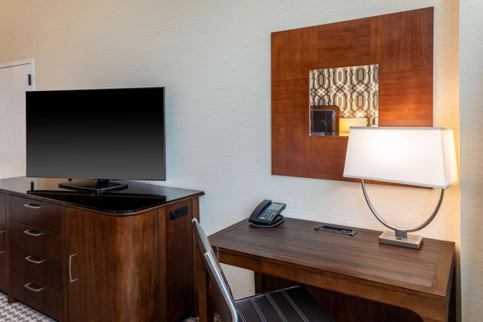 Hilton Alexandria Mark Center Экстерьер фото