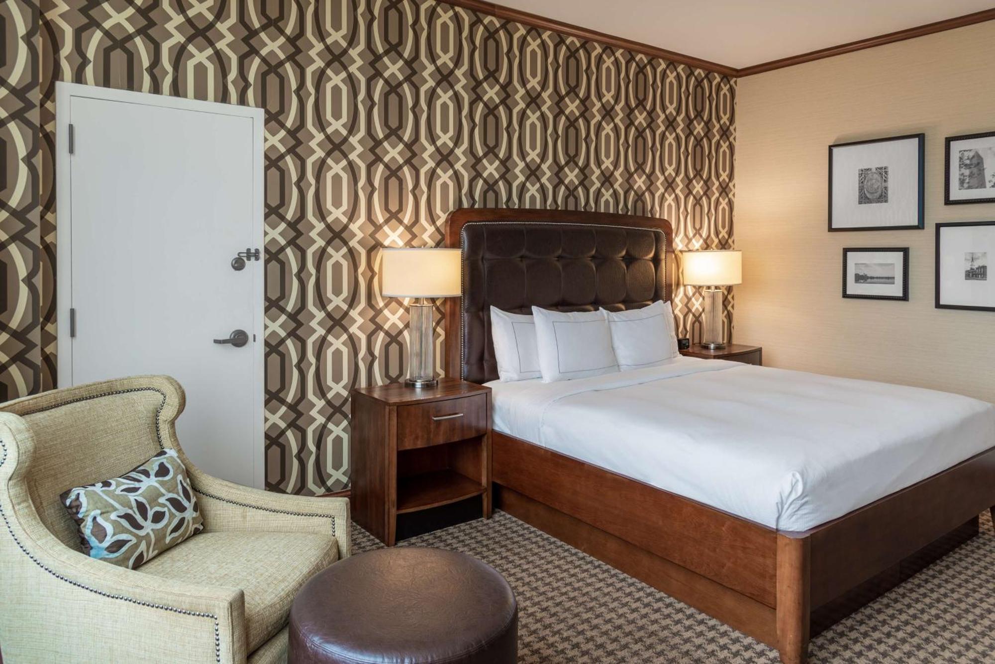 Hilton Alexandria Mark Center Экстерьер фото