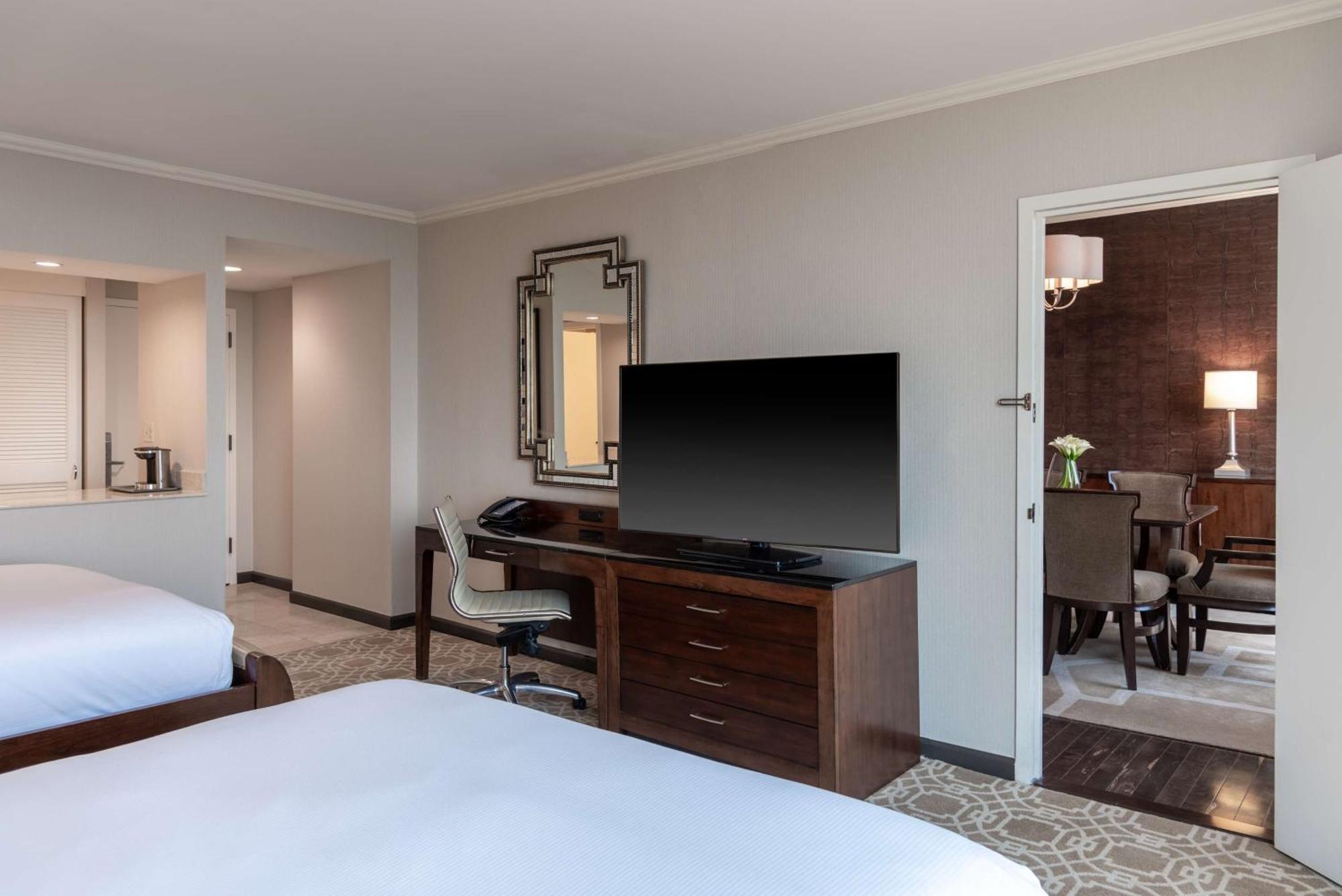 Hilton Alexandria Mark Center Экстерьер фото