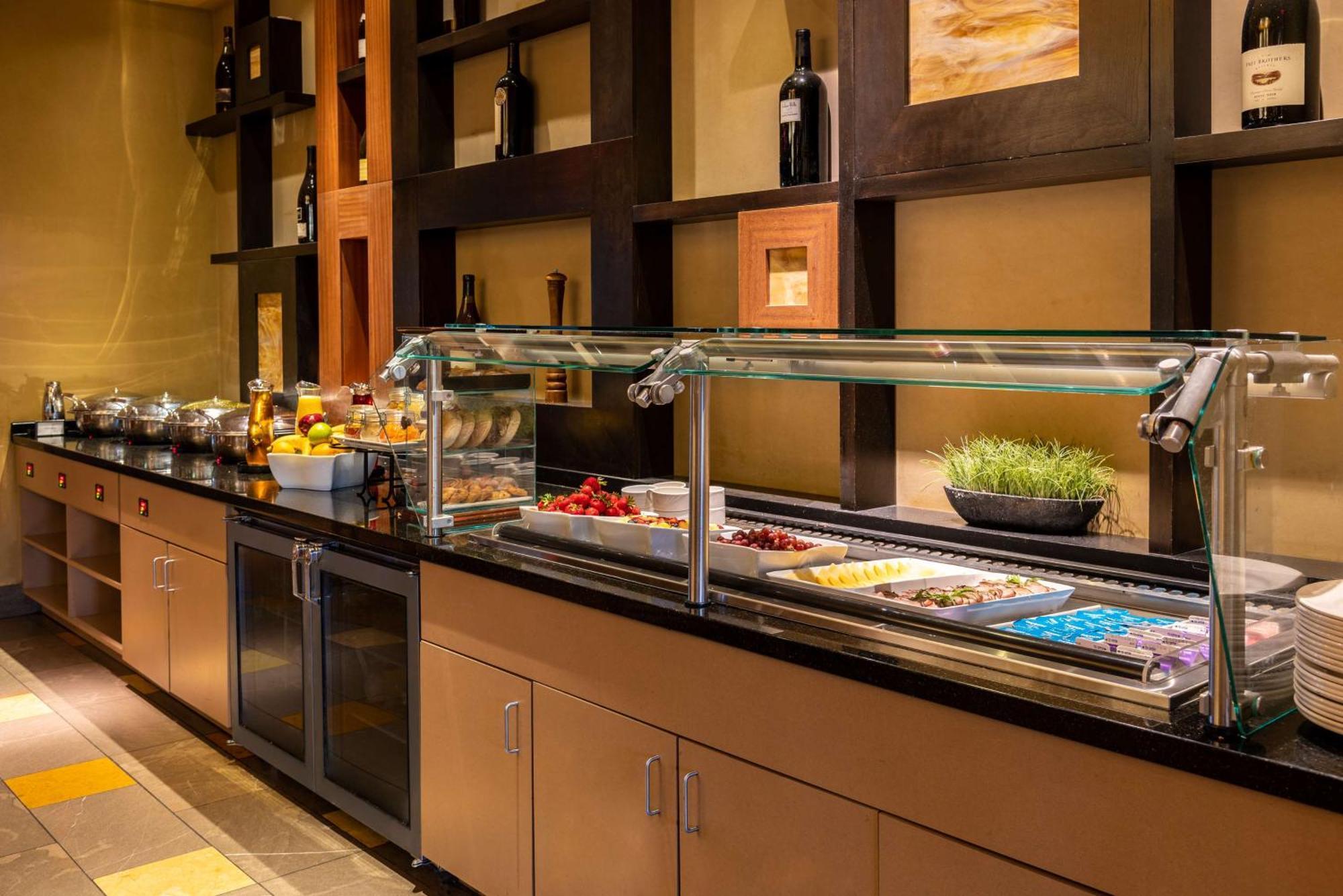 Hilton Alexandria Mark Center Экстерьер фото