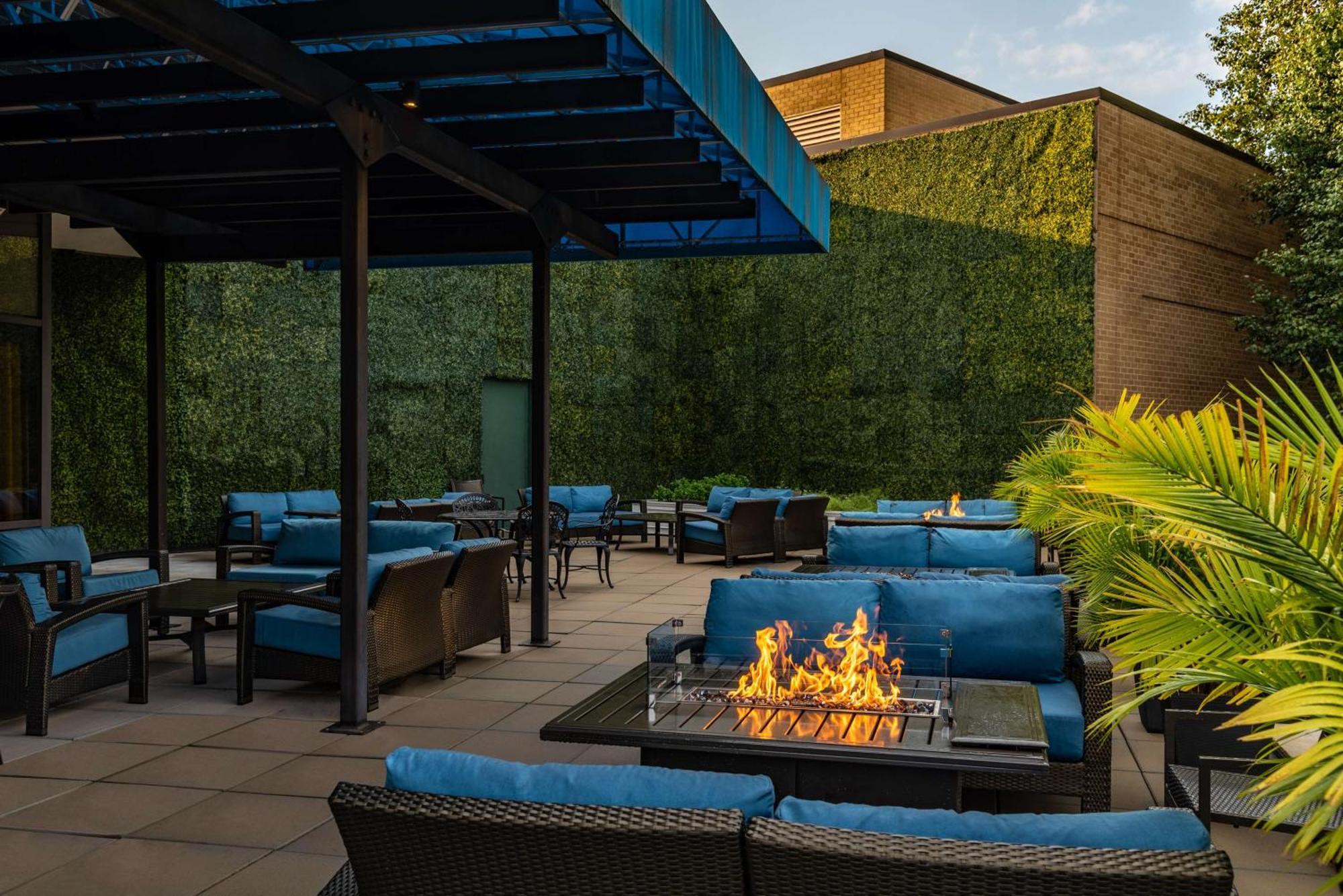 Hilton Alexandria Mark Center Экстерьер фото